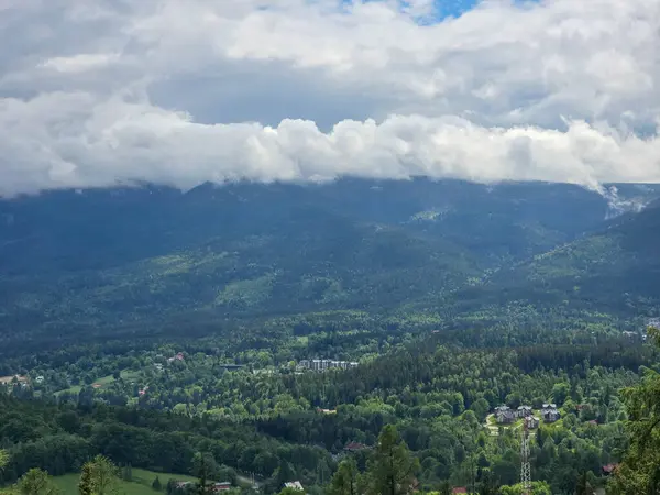 Gözlem güvertesinden nefes kesen dağ manzarası. Seyahat siteleri, tatil köyü reklamları ve ilham verici içerikler için mükemmel.