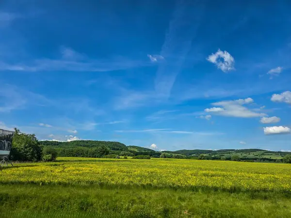 Uçsuz bucaksız zirveleri olan büyüleyici dağ manzarası bulutlarda kayboluyor. Seyahat markaları, ilham verici projeler ve eko-tasarım için mükemmel.