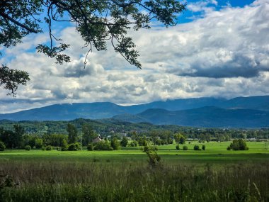 Uçsuz bucaksız zirveleri olan büyüleyici dağ manzarası bulutlarda kayboluyor. Seyahat markaları, ilham verici projeler ve eko-tasarım için mükemmel.
