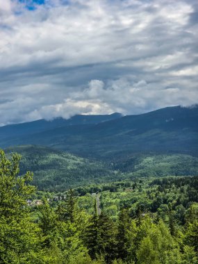 Gözlem güvertesinden nefes kesen dağ manzarası. Seyahat siteleri, tatil köyü reklamları ve ilham verici içerikler için mükemmel.