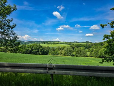 Uçsuz bucaksız zirveleri olan büyüleyici dağ manzarası bulutlarda kayboluyor. Seyahat markaları, ilham verici projeler ve eko-tasarım için mükemmel.