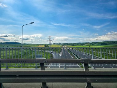 Ufukta uzanan bir otoyolun dinamik perspektifi. Nakliye şirketleri, seyahat reklamları ve şehir projeleri için mükemmel.
