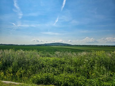 Uçsuz bucaksız zirveleri olan büyüleyici dağ manzarası bulutlarda kayboluyor. Seyahat markaları, ilham verici projeler ve eko-tasarım için mükemmel.