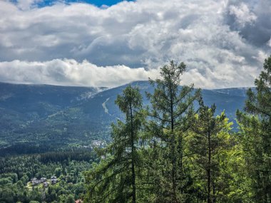 Gözlem güvertesinden nefes kesen dağ manzarası. Seyahat siteleri, tatil köyü reklamları ve ilham verici içerikler için mükemmel.