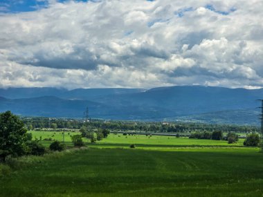 Uçsuz bucaksız zirveleri olan büyüleyici dağ manzarası bulutlarda kayboluyor. Seyahat markaları, ilham verici projeler ve eko-tasarım için mükemmel.
