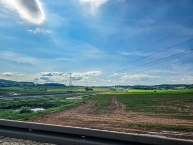 Ufukta uzanan bir otoyolun dinamik perspektifi. Nakliye şirketleri, seyahat reklamları ve şehir projeleri için mükemmel.