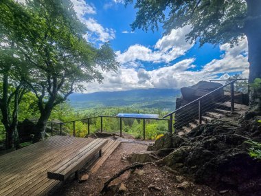 Gözlem güvertesinden nefes kesen dağ manzarası. Seyahat siteleri, tatil köyü reklamları ve ilham verici içerikler için mükemmel.