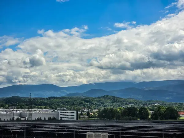 Ufuk çizgisine uzanan görkemli sıradağlar. Seyahat acenteleri, macera blogları ve ilham verici içerik tasarımı için mükemmel.