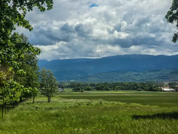 Ufuk çizgisine uzanan görkemli sıradağlar. Seyahat acenteleri, macera blogları ve ilham verici içerik tasarımı için mükemmel.