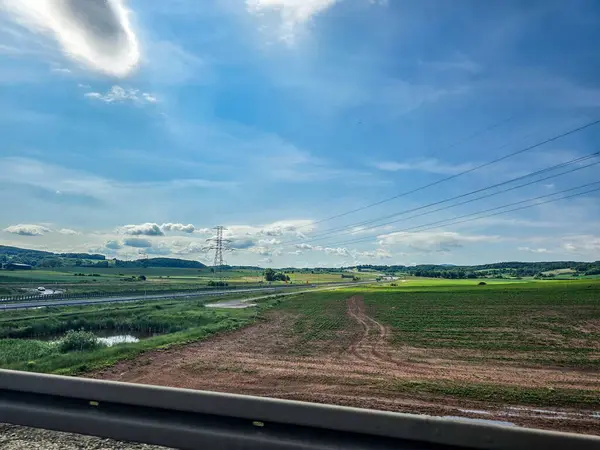 Ufukta uzanan bir otoyolun dinamik perspektifi. Nakliye şirketleri, seyahat reklamları ve şehir projeleri için mükemmel.