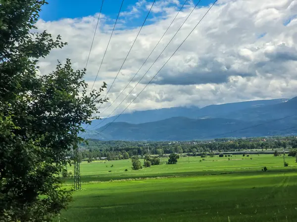 Uçsuz bucaksız zirveleri olan büyüleyici dağ manzarası bulutlarda kayboluyor. Seyahat markaları, ilham verici projeler ve eko-tasarım için mükemmel.