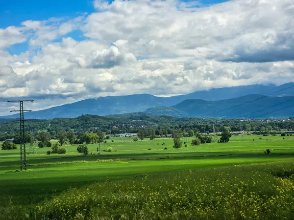 Uçsuz bucaksız zirveleri olan büyüleyici dağ manzarası bulutlarda kayboluyor. Seyahat markaları, ilham verici projeler ve eko-tasarım için mükemmel.