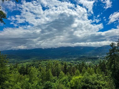 Gözlem güvertesinden nefes kesen dağ manzarası. Seyahat siteleri, tatil köyü reklamları ve ilham verici içerikler için mükemmel.