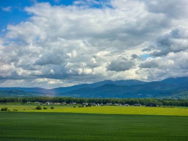 Ufuk çizgisine uzanan görkemli sıradağlar. Seyahat acenteleri, macera blogları ve ilham verici içerik tasarımı için mükemmel.