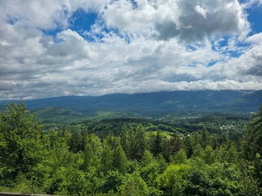 Gözlem güvertesinden nefes kesen dağ manzarası. Seyahat siteleri, tatil köyü reklamları ve ilham verici içerikler için mükemmel.