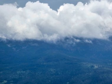 Gözlem güvertesinden nefes kesen dağ manzarası. Seyahat siteleri, tatil köyü reklamları ve ilham verici içerikler için mükemmel.