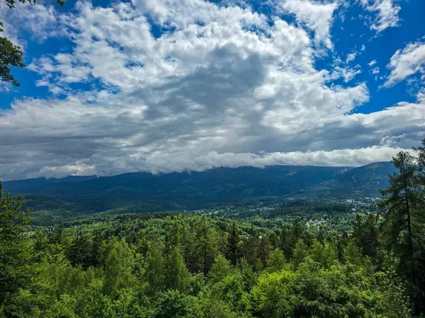 Gözlem güvertesinden nefes kesen dağ manzarası. Seyahat siteleri, tatil köyü reklamları ve ilham verici içerikler için mükemmel.