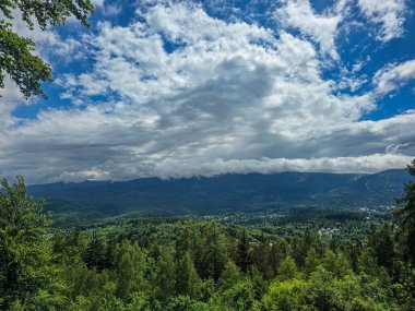 Gözlem güvertesinden nefes kesen dağ manzarası. Seyahat siteleri, tatil köyü reklamları ve ilham verici içerikler için mükemmel.