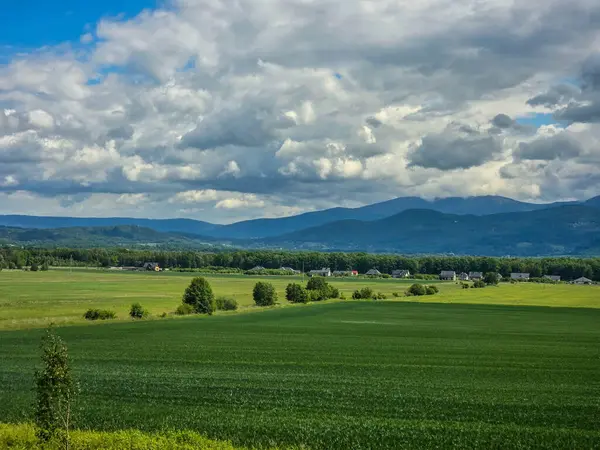 Ufuk çizgisine uzanan görkemli sıradağlar. Seyahat acenteleri, macera blogları ve ilham verici içerik tasarımı için mükemmel.