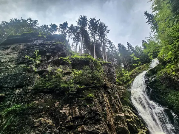 Heybetli bir dağ şelalesi engebeli uçurumlardan aşağı yuvarlanıyor doğanın mükemmel güç ve güzellik karışımı. Seyahat içeriği, ilham verici projeler ve eko markalaşma için ideal