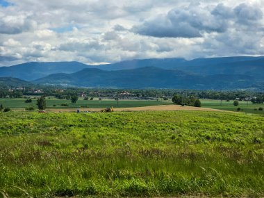 Ufuk çizgisine uzanan görkemli sıradağlar. Seyahat acenteleri, macera blogları ve ilham verici içerik tasarımı için mükemmel.