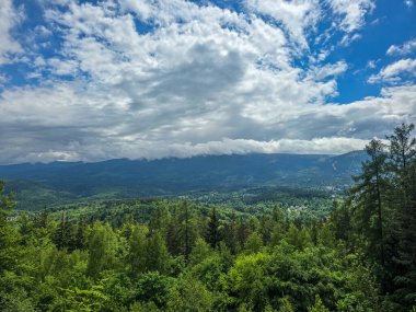 Gözlem güvertesinden nefes kesen dağ manzarası. Seyahat siteleri, tatil köyü reklamları ve ilham verici içerikler için mükemmel.