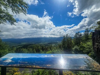Gözlem güvertesinden nefes kesen dağ manzarası. Seyahat siteleri, tatil köyü reklamları ve ilham verici içerikler için mükemmel.
