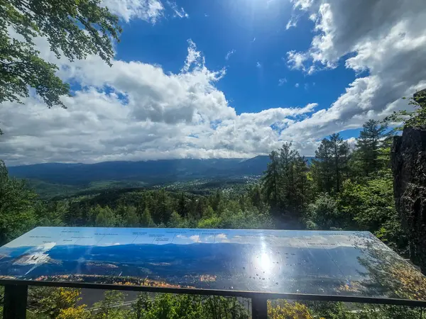 Gözlem güvertesinden nefes kesen dağ manzarası. Seyahat siteleri, tatil köyü reklamları ve ilham verici içerikler için mükemmel.
