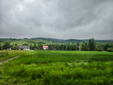 Ahenk ve sükunetle dolu mükemmel doğal manzara. Çevre markaları, seyahat acenteleri ve ilham verici içerikler için ideal.