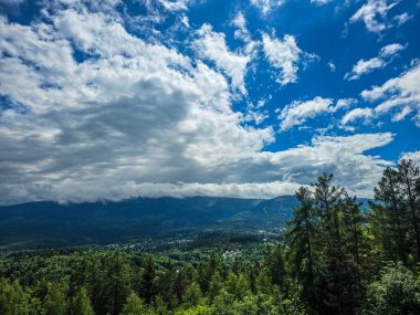 Gözlem güvertesinden nefes kesen dağ manzarası. Seyahat siteleri, tatil köyü reklamları ve ilham verici içerikler için mükemmel.