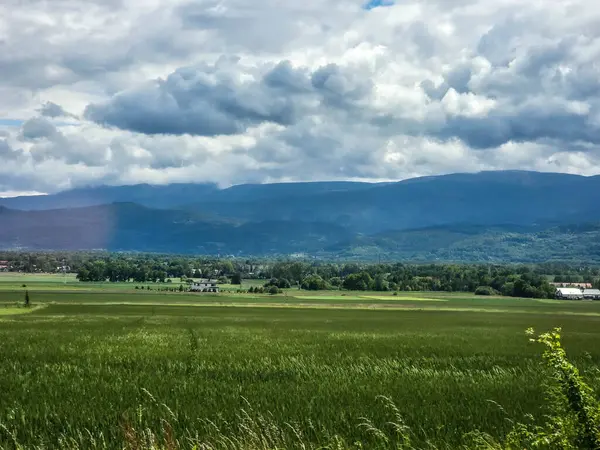 Ufuk çizgisine uzanan görkemli sıradağlar. Seyahat acenteleri, macera blogları ve ilham verici içerik tasarımı için mükemmel.