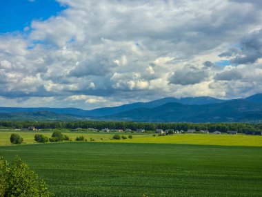 Ufuk çizgisine uzanan görkemli sıradağlar. Seyahat acenteleri, macera blogları ve ilham verici içerik tasarımı için mükemmel.