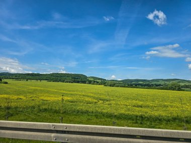Uçsuz bucaksız zirveleri olan büyüleyici dağ manzarası bulutlarda kayboluyor. Seyahat markaları, ilham verici projeler ve eko-tasarım için mükemmel.