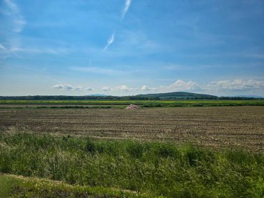 Uçsuz bucaksız zirveleri olan büyüleyici dağ manzarası bulutlarda kayboluyor. Seyahat markaları, ilham verici projeler ve eko-tasarım için mükemmel.