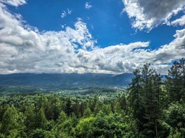 Gözlem güvertesinden nefes kesen dağ manzarası. Seyahat siteleri, tatil köyü reklamları ve ilham verici içerikler için mükemmel.