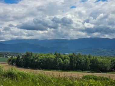 Ufuk çizgisine uzanan görkemli sıradağlar. Seyahat acenteleri, macera blogları ve ilham verici içerik tasarımı için mükemmel.