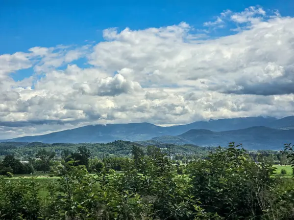 Ufuk çizgisine uzanan görkemli sıradağlar. Seyahat acenteleri, macera blogları ve ilham verici içerik tasarımı için mükemmel.