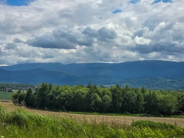 Ufuk çizgisine uzanan görkemli sıradağlar. Seyahat acenteleri, macera blogları ve ilham verici içerik tasarımı için mükemmel.