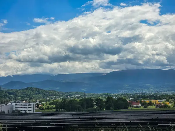 Ufuk çizgisine uzanan görkemli sıradağlar. Seyahat acenteleri, macera blogları ve ilham verici içerik tasarımı için mükemmel.