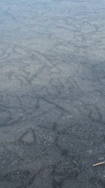 Seyircilerinizi, el değmemiş donmuş bir gölün 4K görüntüsüyle büyüleyin. Doğanın çarpıcı buz oluşumlarını en ince ayrıntısına kadar gözler önüne serin. Karmaşık kristal kalıpların sihirli etkileşimine tanık olun. Derin mavi buz kırıkları aynaya benzer.