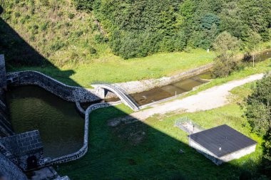 Bu çarpıcı stok görüntüsü, büyük hidroelektrik barajlarından akan suyun ham gücünü yakalıyor. Fotoğrafta, insan mühendisliği ve doğal kuvvetin mükemmel bir karışımı yer alıyor. Çalkantılı beyaz su ile zıtlık oluşturuyor.