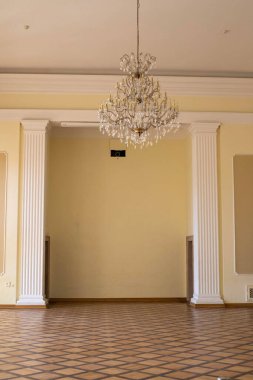 Bu yüksek çözünürlüklü fotoğraf, klasik mimari unsurlar ve klasik dekorlarla çok iyi korunmuş tarihi bir iç mekan sergiliyor. Süslü pervazlardan, oyulmuş ahşap panellerden antika mobilyalara ve zengin dokulara kadar.