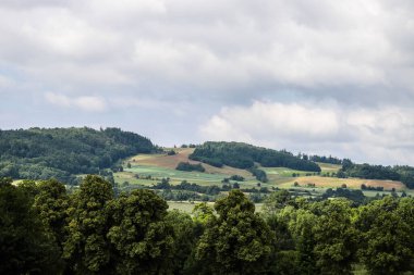 Bu büyüleyici doğa manzarası bir huzur, durgunluk ve açık alan hissi veriyor. Çerçevede, açık ve geniş mavi gökyüzünün altındaki yoğun yeşil bir ormana dönüşen sonsuz alanlar yer alıyor. Doğal elementler arasındaki mükemmel denge...