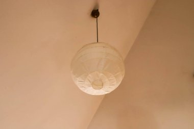 Bu fotoğraf, sıcaklığın, konforun ve ortam atmosferinin klasik bir sembolü olan ampulleri içerir. Işık, uzayı deneyimlememizde kilit bir rol oynar ve bu görüntü rahatlık, tarz ve modern tasarım hissini güzel bir şekilde yakalar.