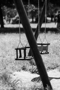 Bu fotoğraf, çeşitli yaşlardaki çocuklar için uygun, parlak ve güvenli oyun yapılarıyla donatılmış modern bir çocuk oyun alanını gösteriyor. Oyun parkında slaytlar, salıncaklar, tırmanma çerçeveleri ve fiziksel teçhizatı desteklemek için tasarlanmış diğer bağlayıcı ekipmanlar yer alıyor.