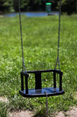 Bu fotoğraf, çeşitli yaşlardaki çocuklar için uygun, parlak ve güvenli oyun yapılarıyla donatılmış modern bir çocuk oyun alanını gösteriyor. Oyun parkında slaytlar, salıncaklar, tırmanma çerçeveleri ve fiziksel teçhizatı desteklemek için tasarlanmış diğer bağlayıcı ekipmanlar yer alıyor.