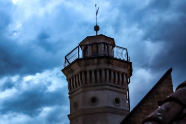 Bu fotoğraf, çevresindeki manzaranın üzerinde nefes kesici panoramik manzaralar sunan etkileyici bir gözlem kulesi sergiliyor. Kule, dayanıklı materyallerle modern mimari tasarıma ve düşünceli bir mühendislik yapısına sahip.