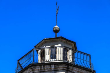 Bu fotoğraf, çevresindeki manzaranın üzerinde nefes kesici panoramik manzaralar sunan etkileyici bir gözlem kulesi sergiliyor. Kule, dayanıklı materyallerle modern mimari tasarıma ve düşünceli bir mühendislik yapısına sahip.