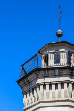 Bu fotoğraf, çevresindeki manzaranın üzerinde nefes kesici panoramik manzaralar sunan etkileyici bir gözlem kulesi sergiliyor. Kule, dayanıklı materyallerle modern mimari tasarıma ve düşünceli bir mühendislik yapısına sahip.