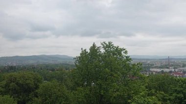 Gündüz vakti binalar, yollar ve kentsel yaşamla dolu modern bir şehrin geniş panoramik manzarası. İş, seyahat, mimari ve şehir temalı video içeriği için mükemmel.